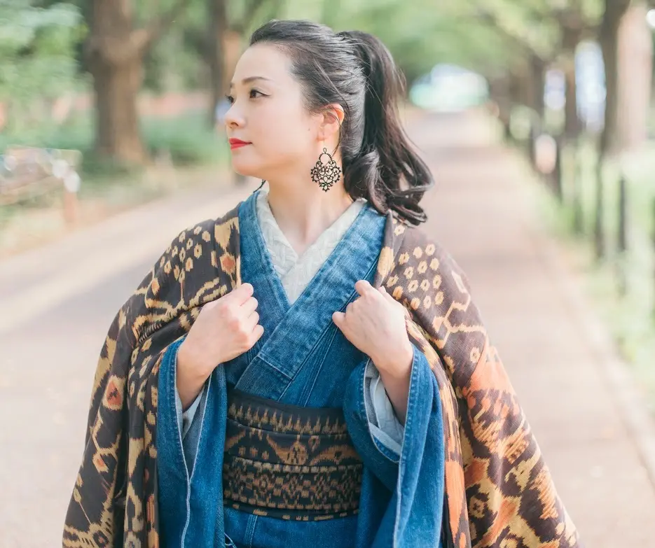 公園でデニム着物を着た鈴木悠美子